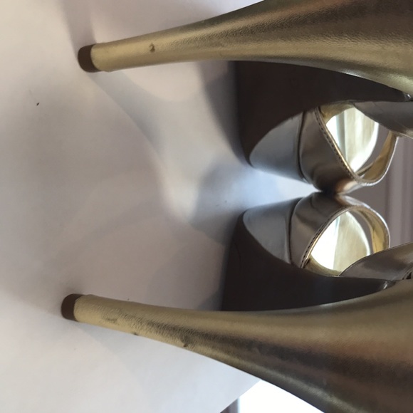 Guess platform silver gold pump. Cutout straps. Never worn. - Picture 8 of 10